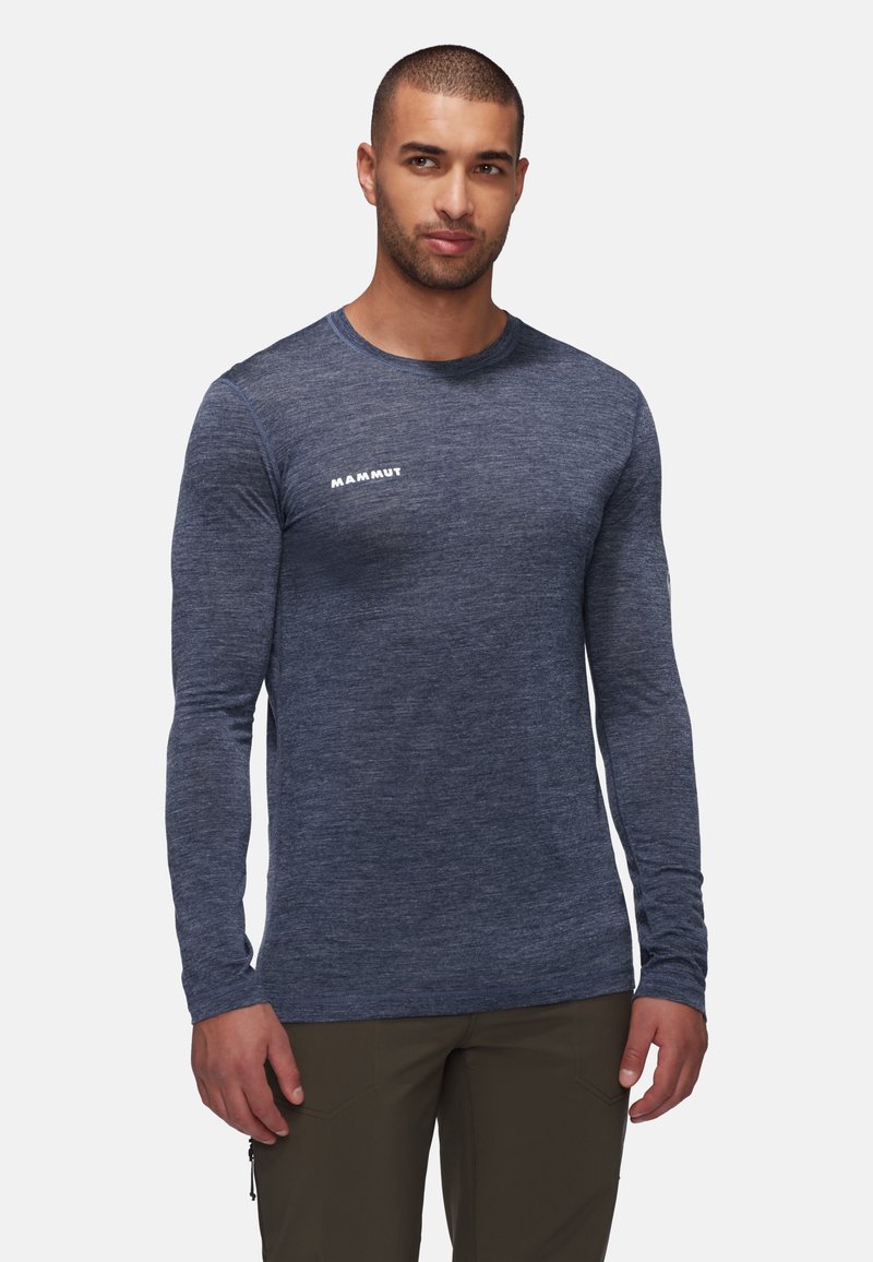 Langärmeliges Shirt aus dunkelblauem Heather-Stoff mit Rundhalsausschnitt. Mit weißem "Mammut"-Logo auf der Brust. Leicht und mit glatter Textur.