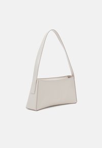 Calvin Klein REFINED SCULPT BAG SHINY - Bolso de mano - gray morn