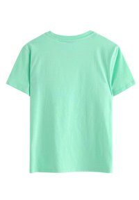 Enkel mintgrön T-shirt med korta ärmar, sedd bakifrån på vit bakgrund, utan synliga logotyper eller mönster.