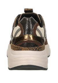 Bruine en zwarte sneaker met een gestructureerde leren bovenkant, gouden accenten en een witte zool. Bevat een gevoerde kraag en contrasterende meshpanelen.