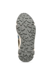 Semelle extérieure de chaussure de trail avec du caoutchouc gris, présentant un motif de crampons triangulaires pour une meilleure adhérence, et une semelle intermédiaire crème avec des accents mouchetés.