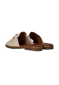 Geweven, beige instapschoenen met open achterkant. Bruine binnenzool en flexibele rubberen zool. Gouden hardware accent op de wreef.