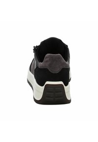 Schwarze und graue Wildleder-Sneaker mit strukturierten Einsätzen, einem gepolsterten Kragen und einer weißen Sohle. Verfügt über ein Schlaufen-Detail und einen sicheren Verschlussmechanismus.