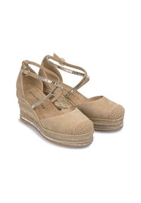 Chaussures à talons compensés en suede nu, avec détail en jute tissé, bout rond et lanières métalliques croisées. Comprend un capuchon de pied tissé texturé et un talon empilé.