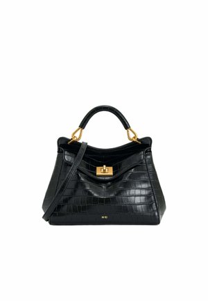 Sac à main en cuir noir texturé avec boucle dorée, poignée supérieure unique et bandoulière amovible.