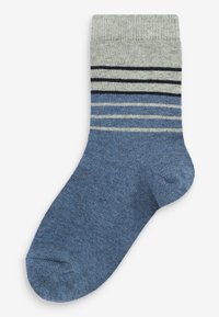 Calzino blu con una fascia a coste grigio chiaro e strisce orizzontali in blu scuro e blu chiaro. Realizzato in un materiale misto cotone, con una texture liscia.