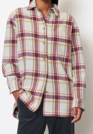 Chemise en flanelle à motif à carreaux blanc, rouge et vert olive. Caractéristiques : col pointu, manches longues et fermeture à boutons avec ourlet arrondi.