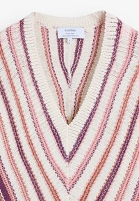 Strikket V-hals sweater med lodrette striber i creme, pink, lilla og orange, med et "Scalpers" mærke og et struktureret garnmønster.