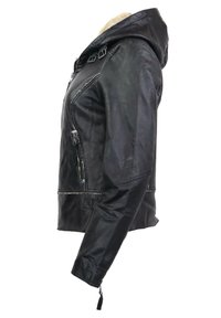 Schwarze Lederjacke mit Kapuze, ausgestattet mit einem Reißverschluss vorne, Seitentaschen und verstellbaren Schnallen am Kragen. Glatte Textur, taillierte Passform.