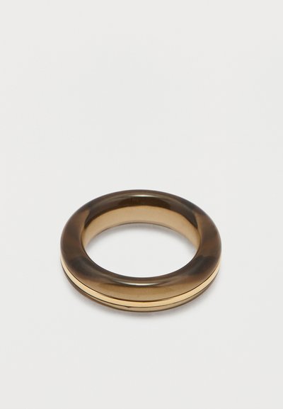 Sima barna és bézs gyanta karperec fényes felülettel és finom aranyszínű szegéllyel a kerület körül.