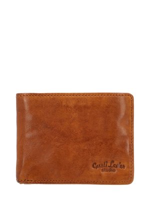 Braunes Leder-Bi-Fold-Portemonnaie mit sichtbaren Nähten und "Gusti Leder studio" geprägt in der unteren rechten Ecke.