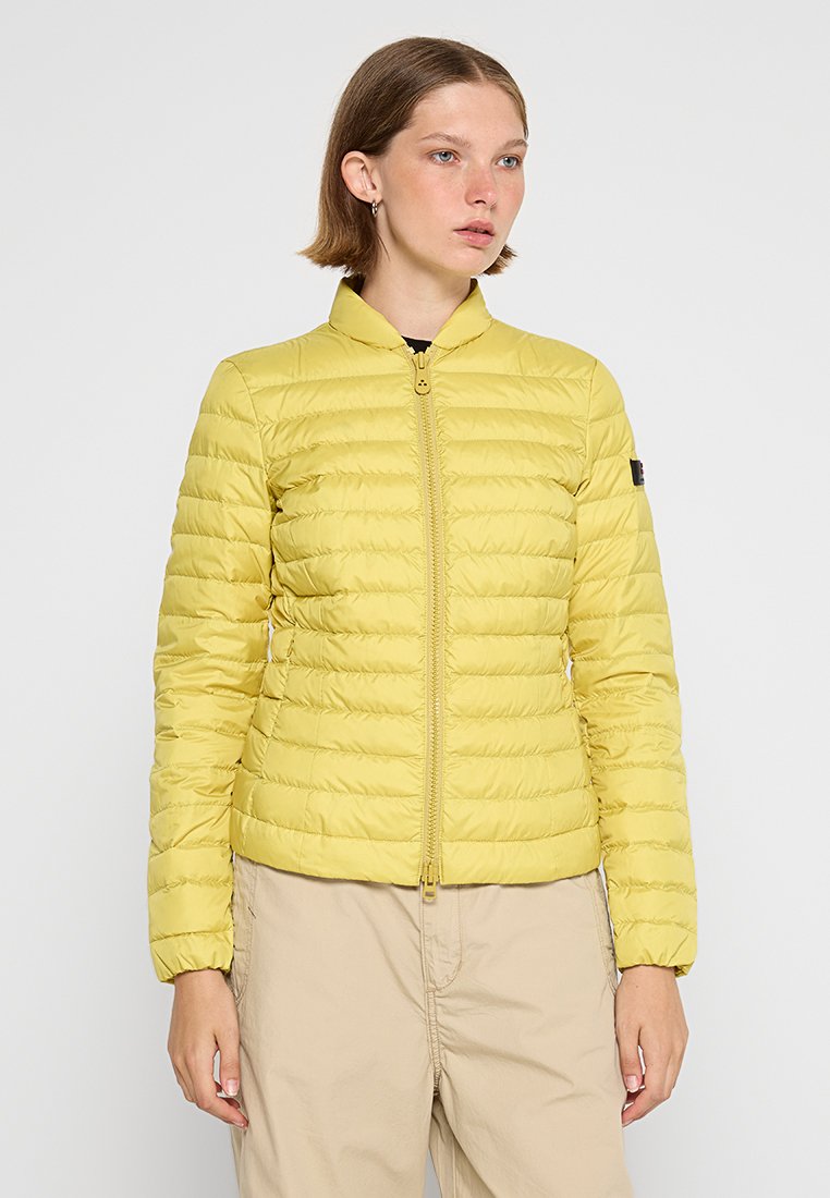 Gelbe gesteppte Jacke mit Stehkragen, Reißverschluss und tailliertem Design. Glatte Textur und kontrastierende Hardware-Details.