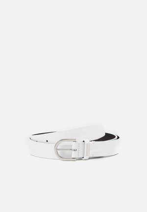 Ceinture en cuir blanc avec boucle argentée, enroulée sur un fond blanc, montrant les coutures et les trous de réglage.