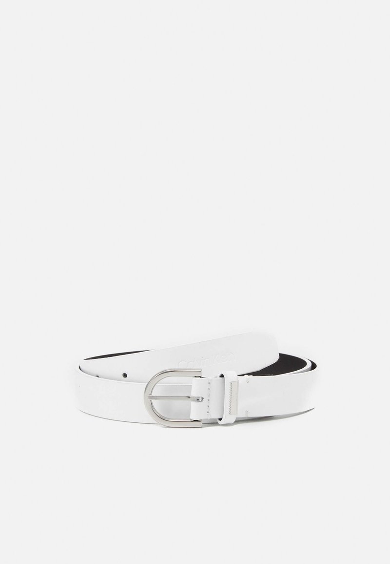 Ceinture en cuir blanc avec boucle argentée, enroulée sur un fond blanc, montrant les coutures et les trous de réglage.