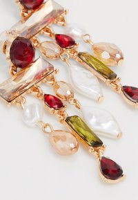 Goldfarbene Chandelier-Ohrringe mit einer Vielzahl facettierter Edelsteine in Rot, Bernstein, Grün und Weiß, mit einer Mischung aus Tropfen- und rechteckigen Formen.