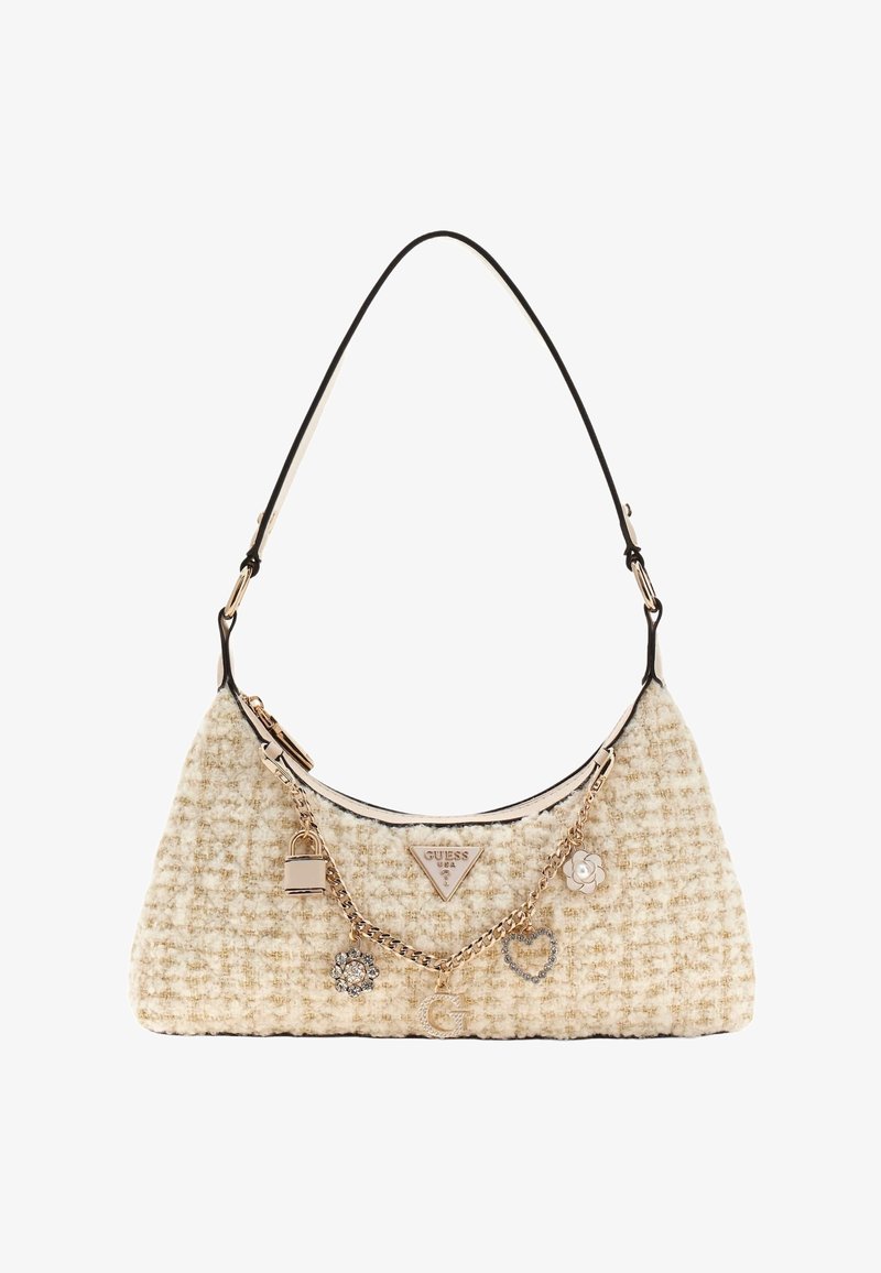 Sac à bandoulière beige texturé avec chaîne dorée et breloques comprenant un cadenas, une fleur, un cœur et l'initiale G, avec un badge logo Guess.
