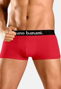 Boxer de algodón rojo con cintura negra que lleva el logo "bruno banani" en blanco. Diseño ajustado con textura suave y sin estampados.