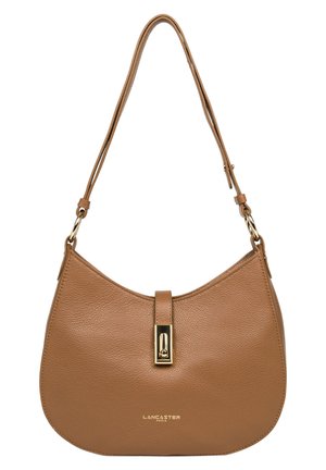 Borsa a tracolla in pelle marrone con forma curvata, hardware dorato e chiusura a patta anteriore. Superficie testurizzata con logo impresso sul fondo.