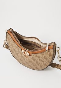 Borsa a spalla marrone con motivo, accento in pelle color tan, hardware dorato e chiusura con zip. L'interno è dotato di più scomparti.