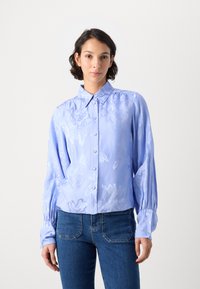 Lys blå knapp-up skjorte med blomstermønster, lange ermer og samlet mansjett. Glatt tekstur, klassisk krage og en tilpasset passform.