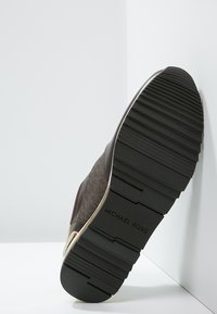 MICHAEL Michael Kors ALLIE - Sneakers basse - brown