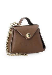 Brązowa skórzana torebka mini z trójkątną klapą, złotymi akcentami i łańcuszkowym paskiem. Na przodzie znajduje się wytłoczone imię marki "VENEZIA".