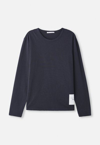 Långärmad t-shirt med rund hals i mörknavy bomull med mjuk textur, med en liten vit etikett på vänster sida.