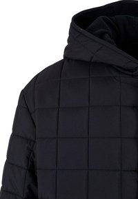 Svart boblejakke med hette, med en kviltet design og subtil glans. Materialet er glatt med en myk innvendig fòr.