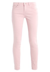 Vaqueros skinny de color rosa claro, fabricados en denim, que cuentan con un diseño clásico de cinco bolsillos, cierre de botón y detalles de costura sutiles.