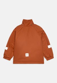 Brun pufferjakke med høj krave, elastiske manchetter, mærkepatch og hvide reflekterende accenter på ærmerne. Glat tekstur, oversized pasform.