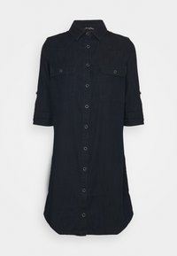 Czarna sukienka koszulowa z jeansu, z kołnierzykiem, krótkimi rękawami, dwoma kieszeniami na piersiach oraz zapięciem na guziki z przodu, z wyprofilowanym dołem.