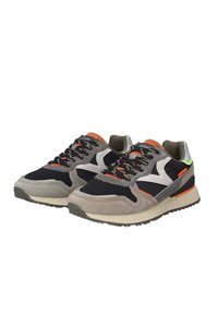 Multimateriaal sneakers met een bovenwerk van grijs suede en zwarte mesh, met feloranje accenten en een gevoerde beige zool.