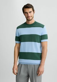 Gestreiftes Strick-T-Shirt in Grün und Hellblau mit Rundhalsausschnitt und kurzen Ärmeln, ausgestattet mit gerippten Bündchen und einer lockeren Passform.