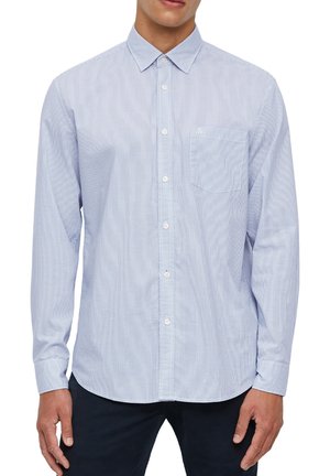 Chemise à carreaux bleu clair avec col, manches longues, poche poitrine unique et logo discret sur la poche. Tissu en mélange de coton.