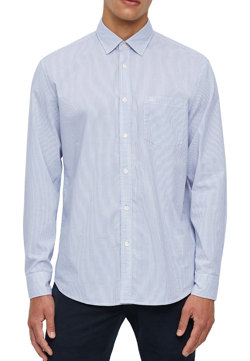 Camicia a scacchi blu chiaro con colletto, maniche lunghe, taschino sul petto e logo discreto sulla tasca. Tessuto misto cotone.