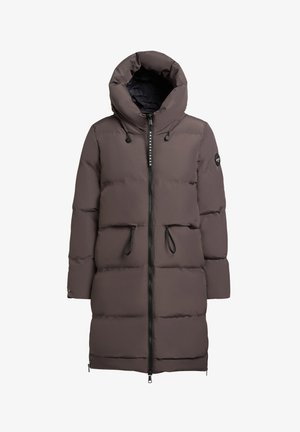 Abrigo largo acolchado en marrón oscuro con capucha, que cuenta con un cierre frontal de cremallera, cordones ajustables y bolsillos laterales. Acabado suave y brillante.
