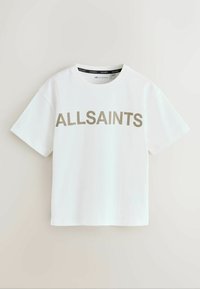 Valge puuvillane T-särk, millel on ümmargune kaelus ja lühikesed varrukad, esiküljel on julge metallhall tekst "ALLSAINTS".