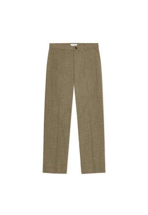 Op maat gemaakte broek van olijfgroen textuurstof. Heeft een rechte pijp, steekzakken aan de voorkant en een sluiting met een enkele knoop.