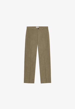 Προσαρμοσμένο παντελόνι από υφασμάτινο, υφασμένο σε ελιά πράσινη απόχρωση. Διαθέτει ίσιο κόψιμο ποδιού, μπροστινές τσέπες και κλείσιμο με ένα κουμπί.