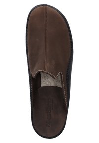 Bruine leren instapper met een gestructureerde zwarte rubberen zool, voorzien van een zachte, beige binnenvoering. Inclusief zichtbare stiksels op de bovenkant.