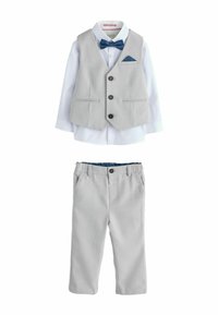 Gilet grigio con tre bottoni, camicia bianca e pantaloni grigi. Il gilet ha due tasche e un papillon a motivi blu. Texture liscia e tessuta.