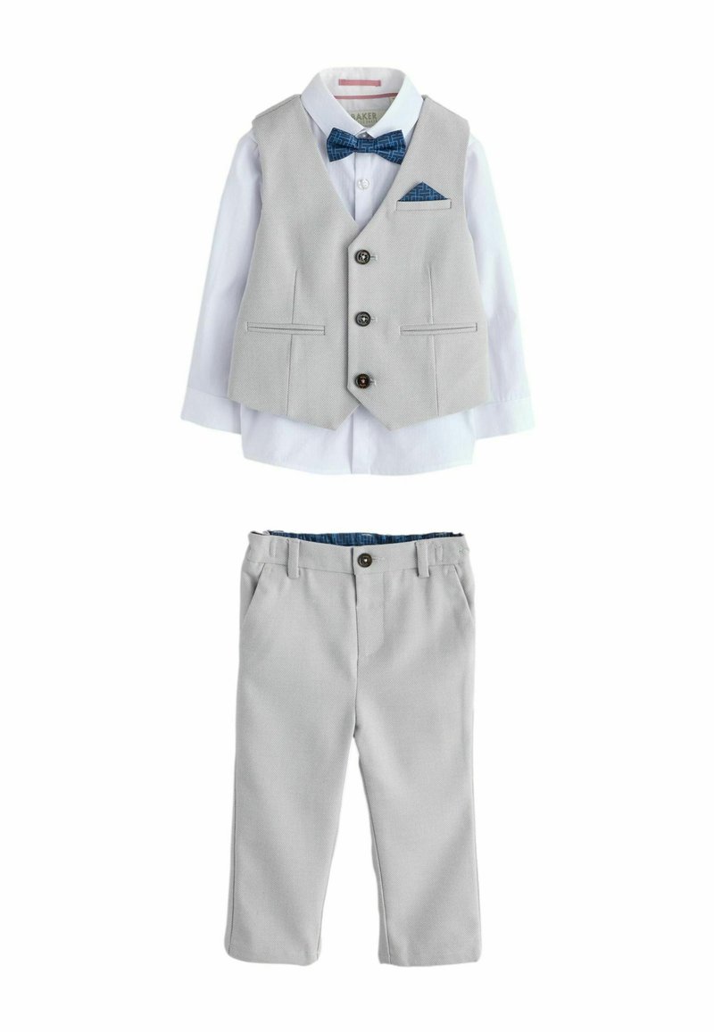 Gilet grigio con tre bottoni, camicia bianca e pantaloni grigi. Il gilet ha due tasche e un papillon a motivi blu. Texture liscia e tessuta.