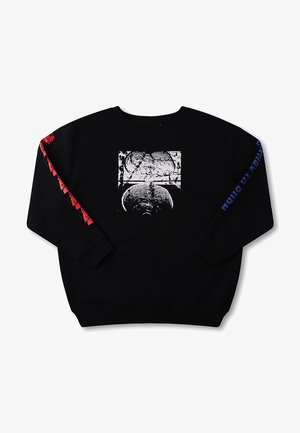 Czarna bluza z polaru z długimi rękawami. Na środku znajduje się biały nadruk graficzny, a na rękawach czerwone i niebieskie akcenty.