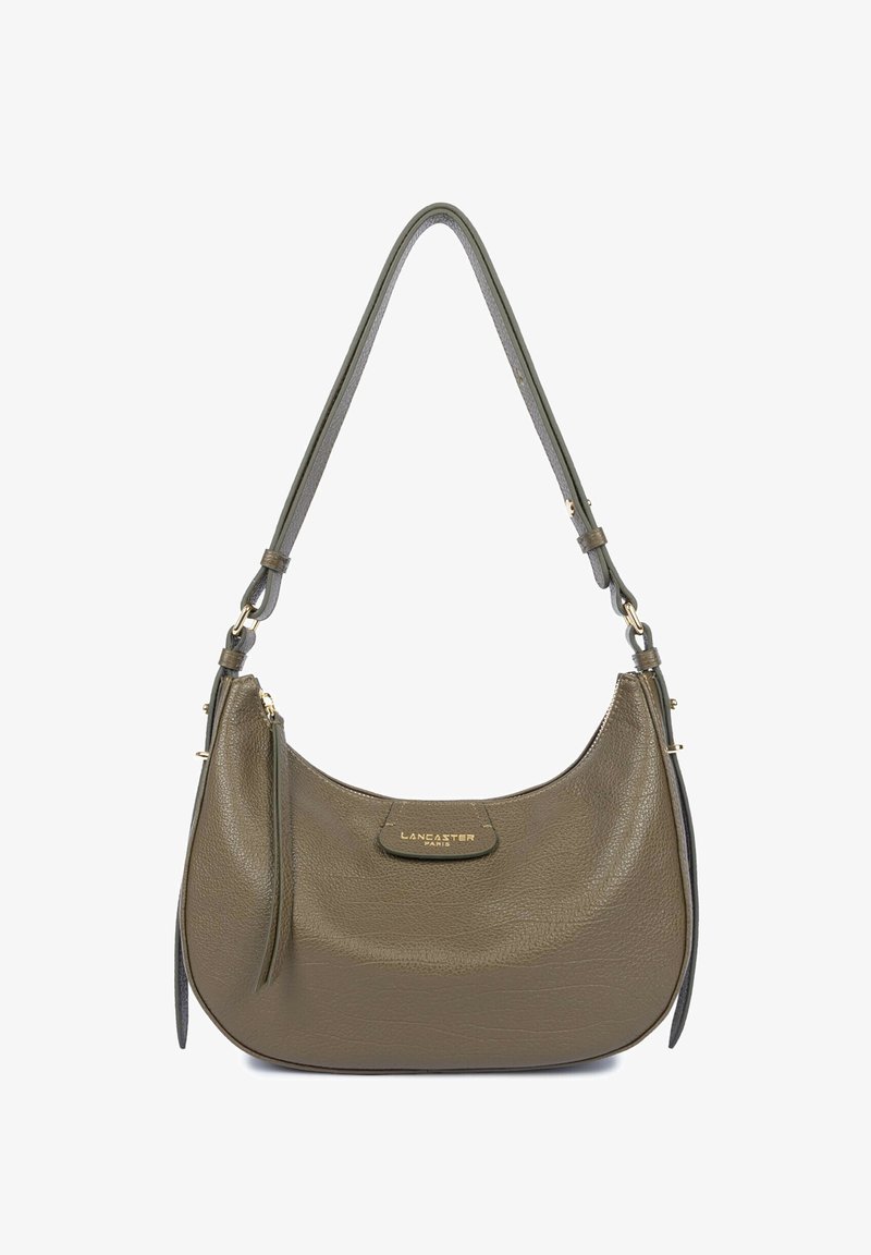 Sac à épaule en cuir marron texturé avec fermeture éclair dorée, sangle réglable et logo "Lancaster Paris" sur le rabat avant.