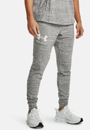 Graue sportliche Jogginghosen mit einer melierten Textur, ausgestattet mit einem elastischen Bund und dem weißen Under Armour Logo. Kombiniert mit weißen Sneakers.