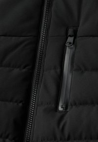 Černá péřová vesta s předním zipem a bočním zipovým kapsou, s hladkou texturou a prošívanými designovými prvky.