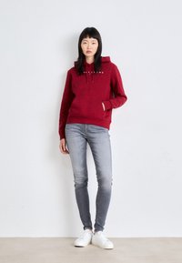 Tommy Jeans LINEAR HOODIE - Felpa - regatta red