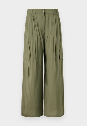 Pantalons cargo à jambe large olive avec plis sur le devant, poches latérales et fermeture par bouton. Texture lisse, tissu léger.
