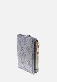 Portafoglio grigio con zip e superficie testurizzata. Presenta un motivo a monogramma, hardware dorato e una forma rettangolare slanciata.