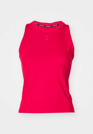 Rotes Sporttanktop mit gerippter Textur, rundem Halsausschnitt und subtiler Logo-Platzierung auf der Vorderseite. Verfügt über ein schwarzes, markiertes Innenschild am Hals.